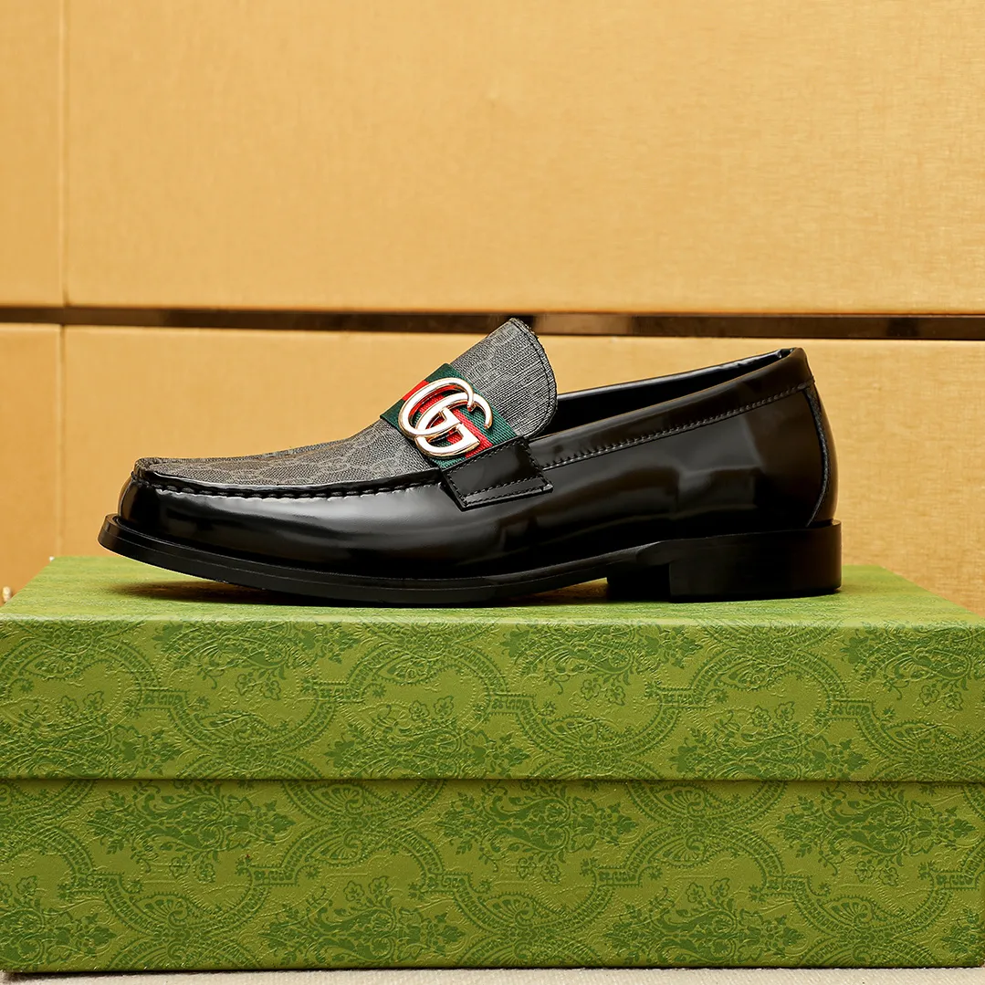 Men's shoes 💰480 💐 Product trademark: GUCCI "Gucci" casual leather shoes Regular size: 38-44 (45.46🉑️customized) Product materials: Selected imported first-layer calfskin embossed upper + luxury hardware buckle, imported water-dyed cowhide leather lining. Strong three-dimensional visual effect, original outsole color: 2 colors available